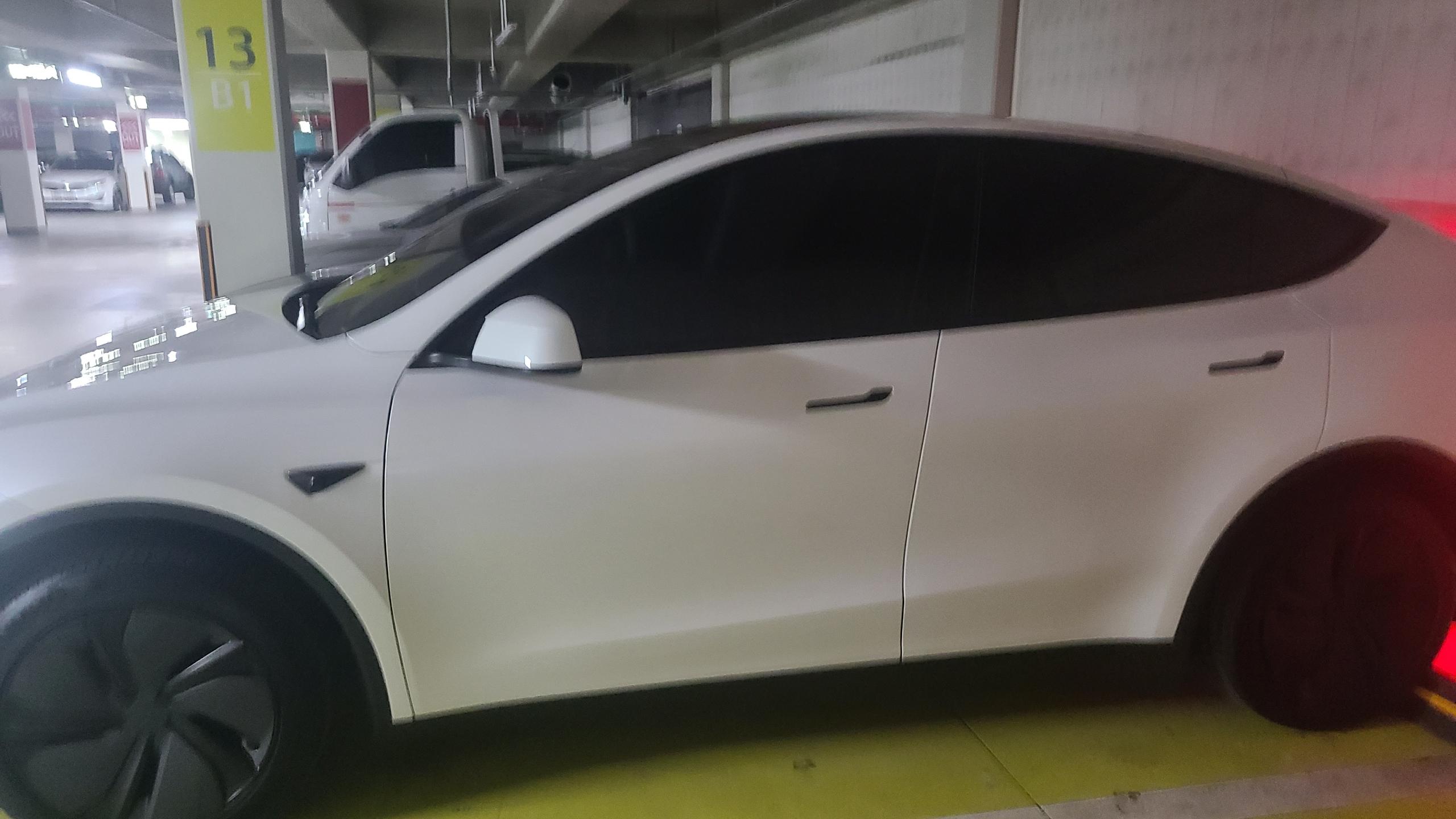 테슬라 Model Y 출고후기 옆면 사진