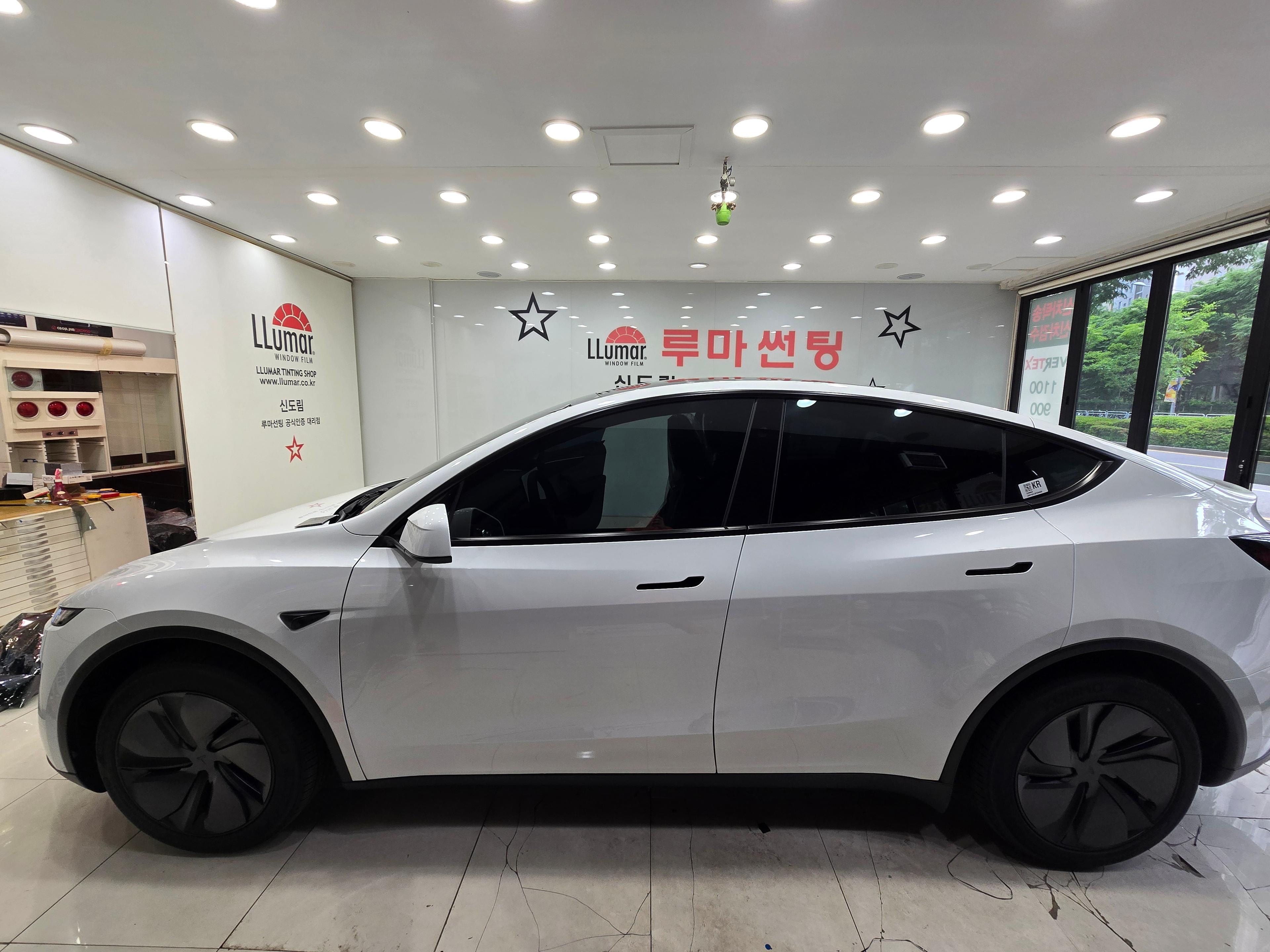 테슬라 Model Y 출고후기 옆면 사진