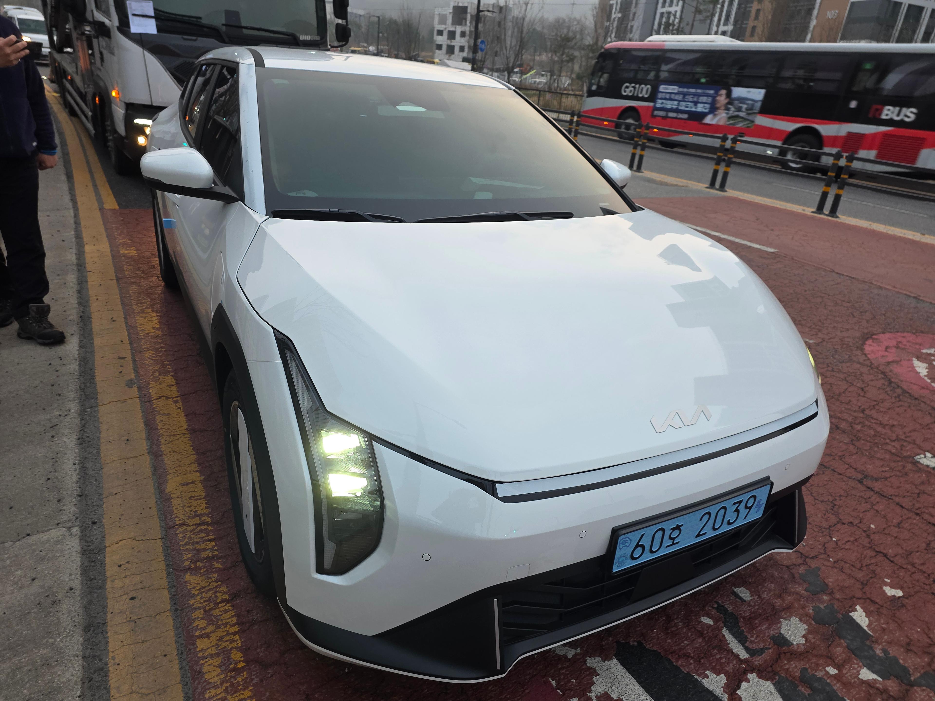 기아 EV4 출고후기 전면 사진